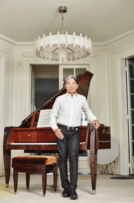 KENZO Takada devant son piano PLEYEL Ruhlmann