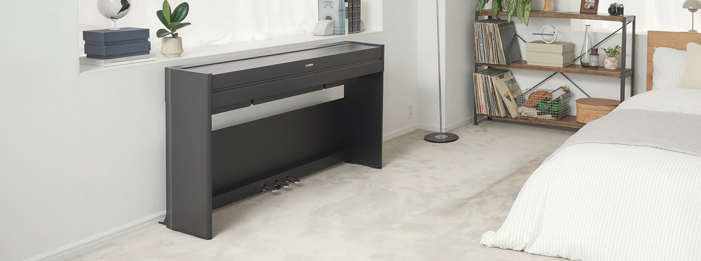 Piano numérique YAMAHA Arius YDP-S56B présenté dans une chambre