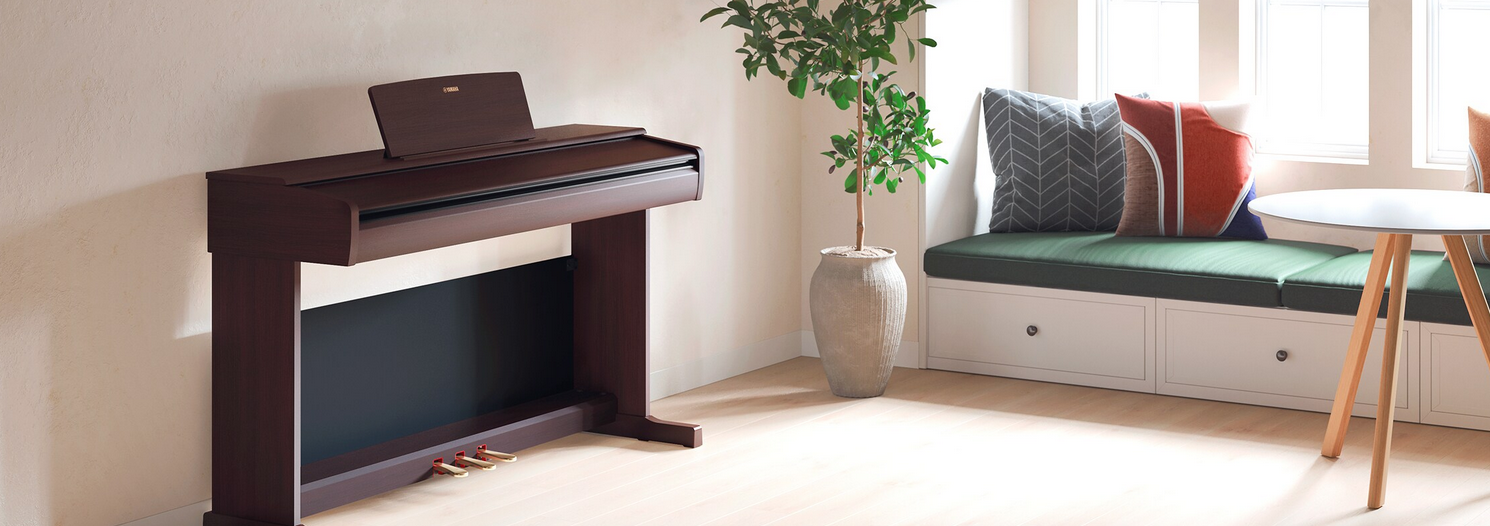 Piano numérique YAMAHA YDP-146R dans chambre